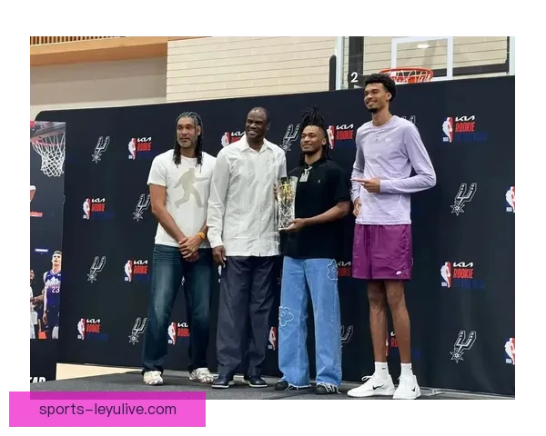 全队起立为卡斯尔庆祝三双创纪录邓肯19年历史比肩文班赞其本就优秀